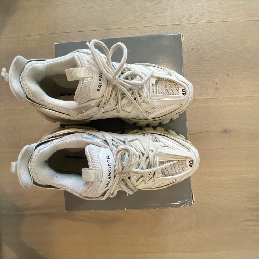 Track shoes